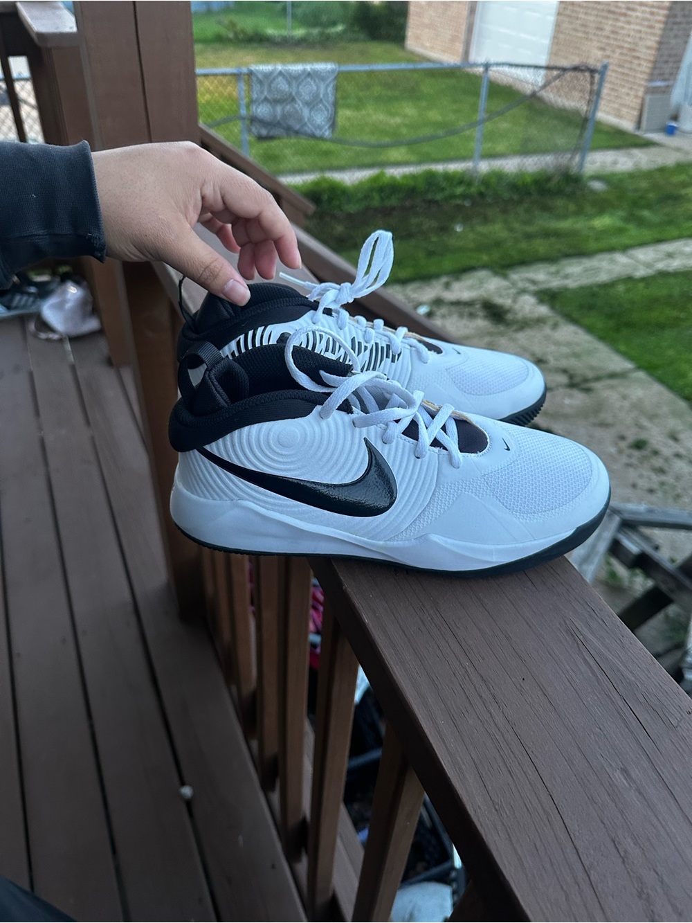 Nike White & Black Low-Top Basketball Sneakers